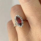 Bague marquise avec grenat et chaton corbeille