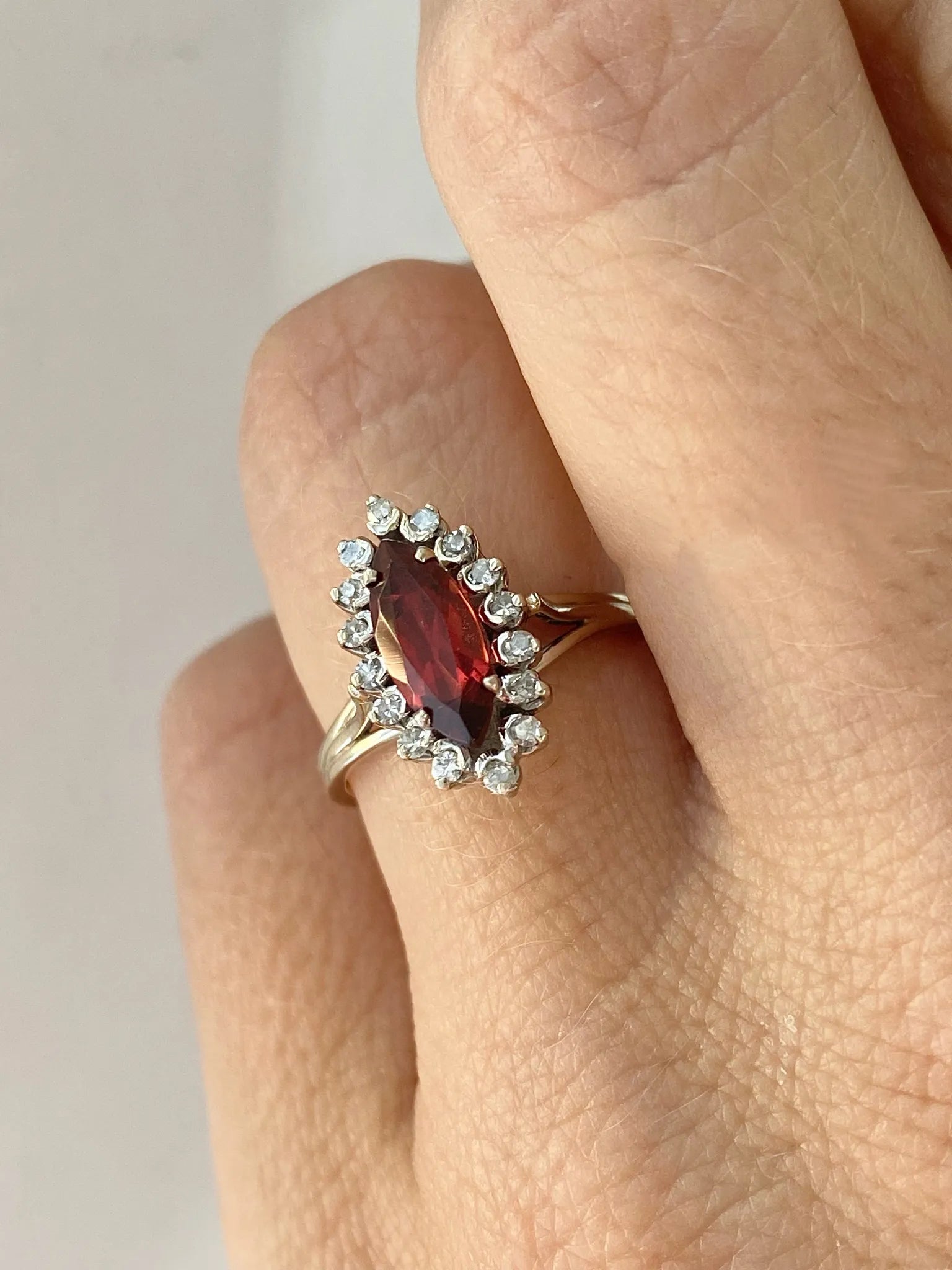 Bague marquise avec grenat et chaton corbeille