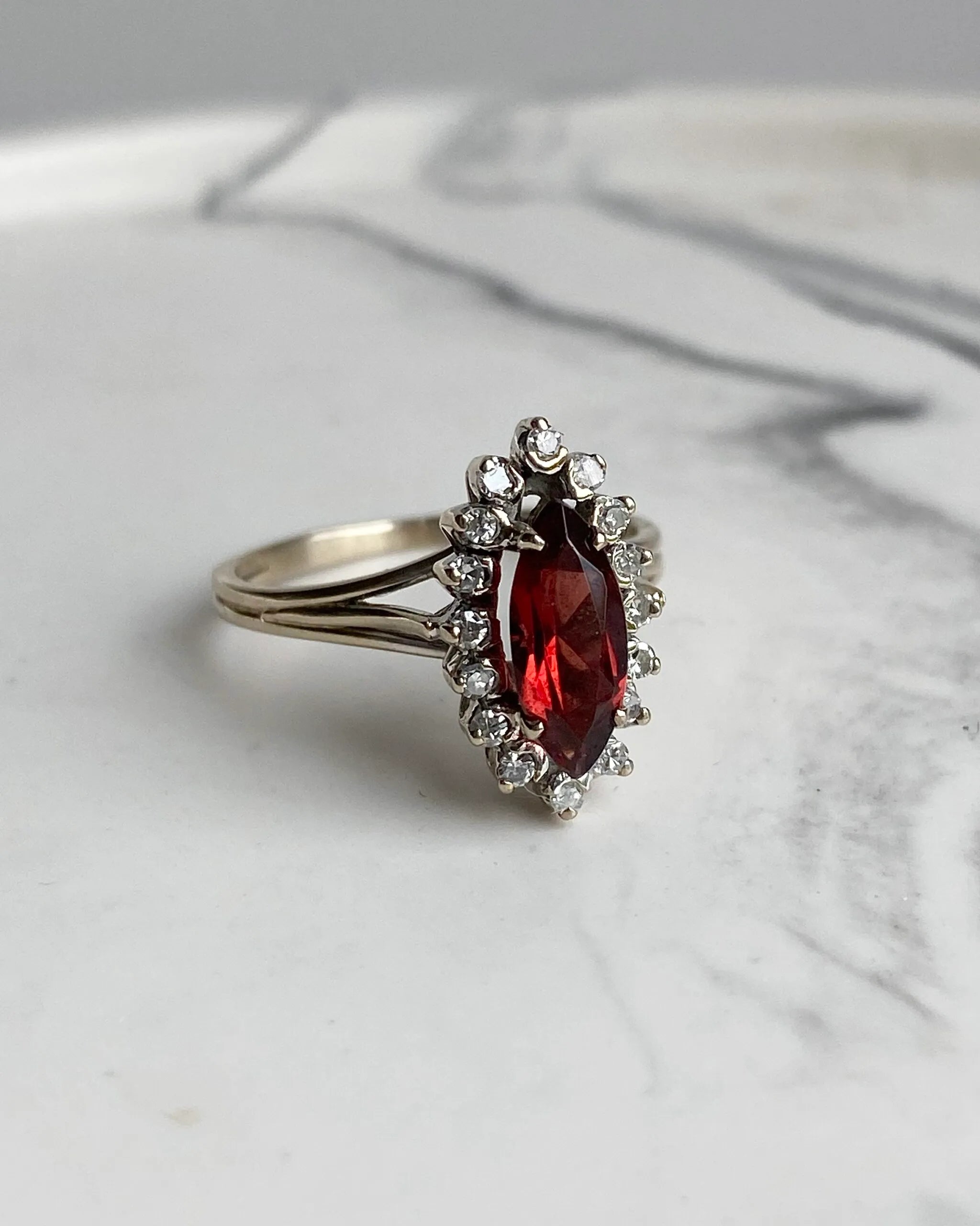 Bague ancienne avec grenat rouge cuivré