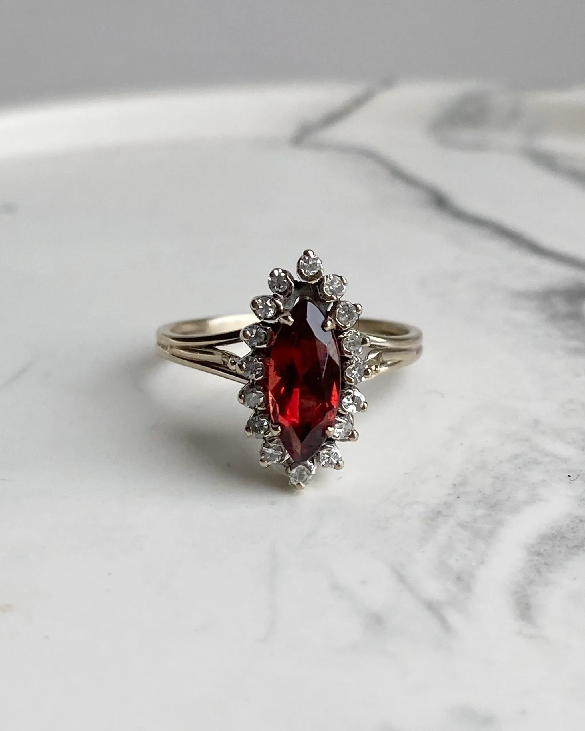 Bague marquise vintage en or blanc 18k