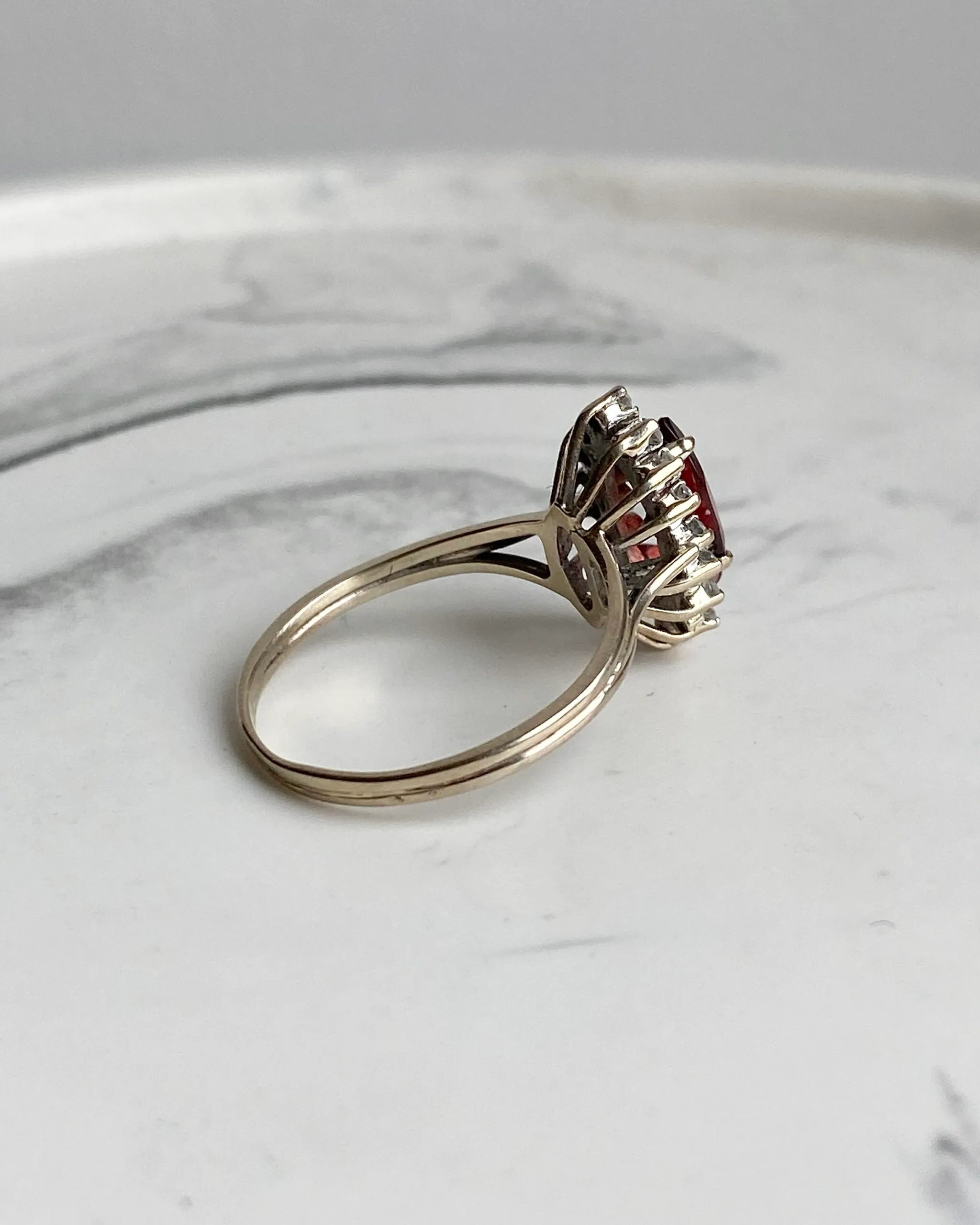 Bague ancienne en or blanc et grenat précieux