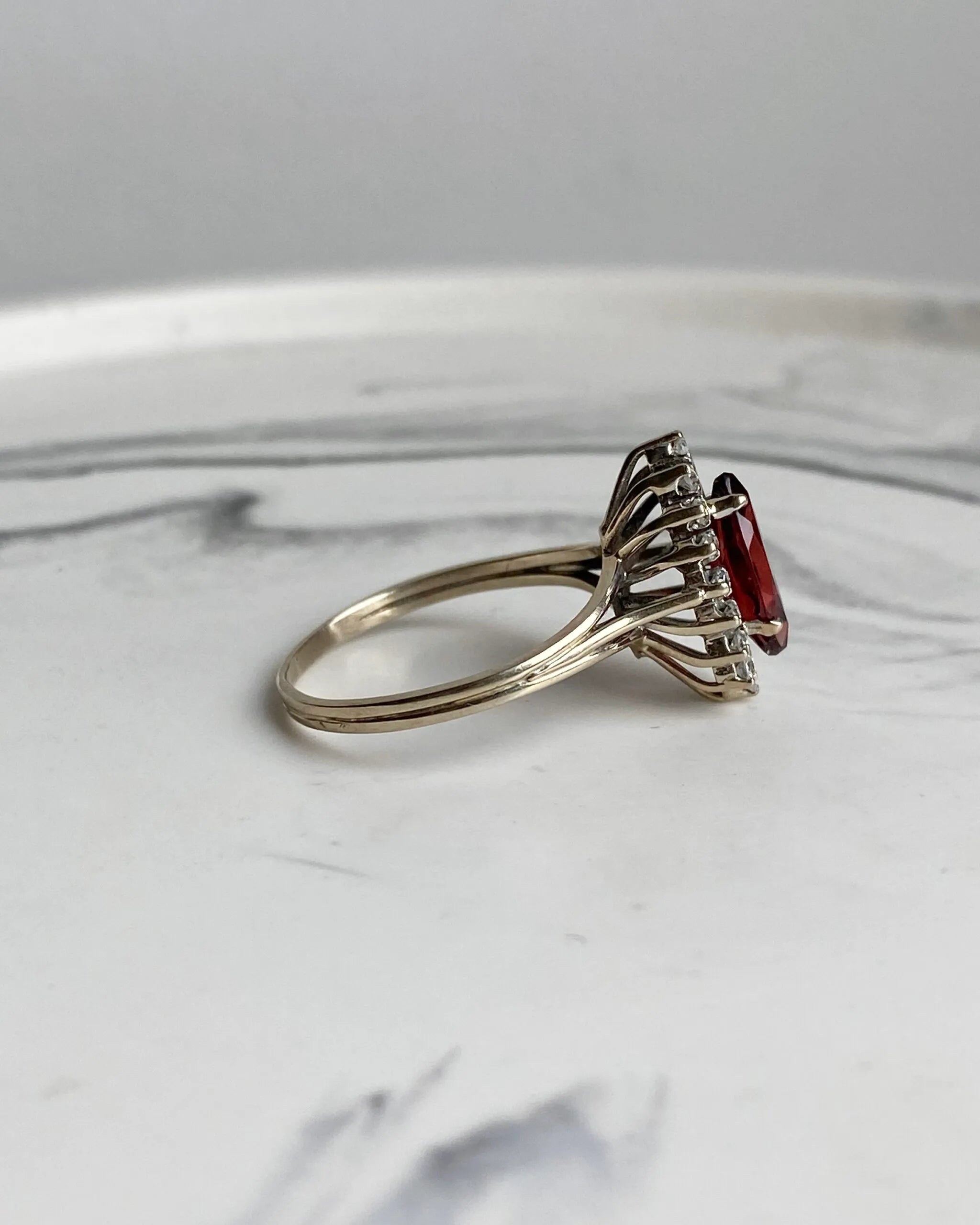 Bijou vintage serti d’un grenat taille navette