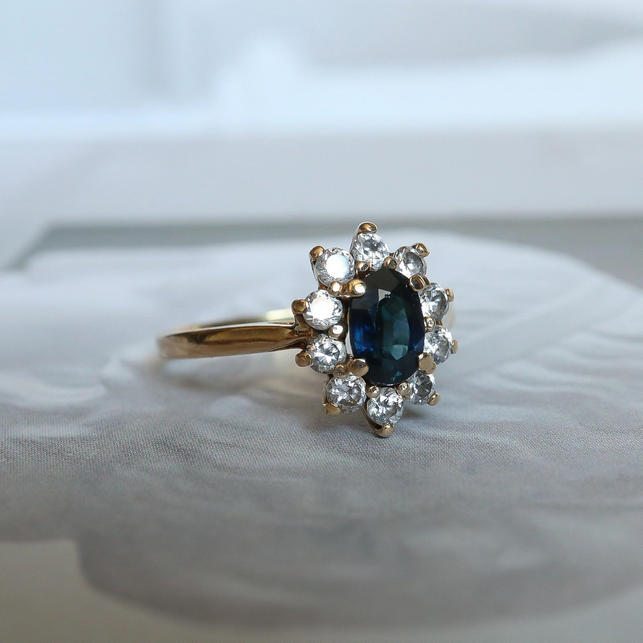 Le saphir : du bleu précieux aux révolutions de la joaillerie